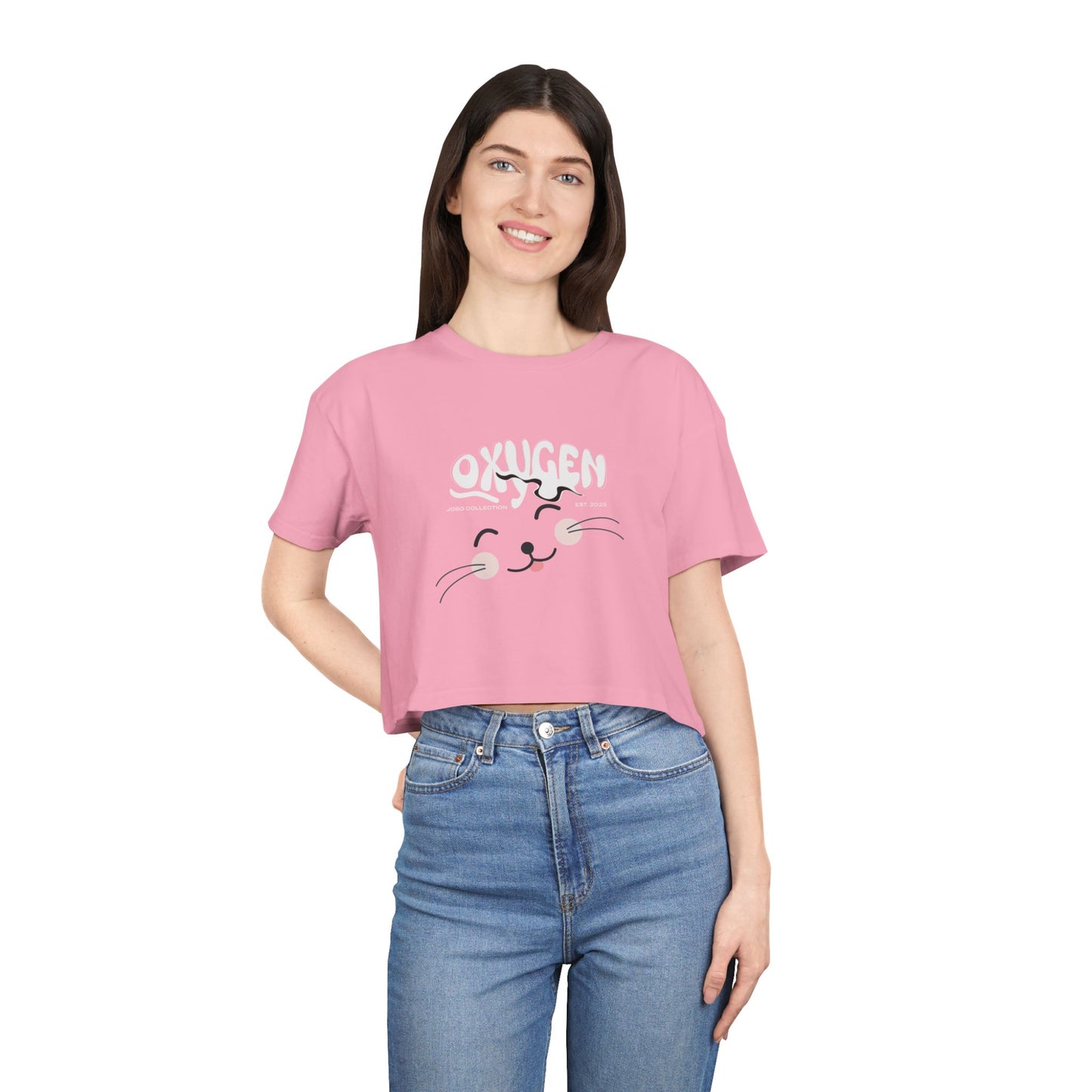 Cute Cat Graphic Women's Crop Tee - Stylish Black Top for Casual Outings.