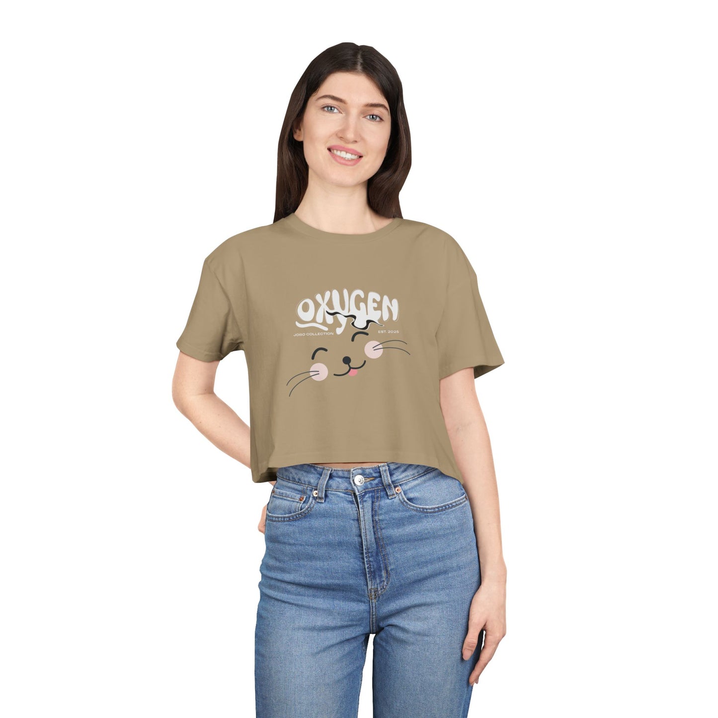 Cute Cat Graphic Women's Crop Tee - Stylish Black Top for Casual Outings.