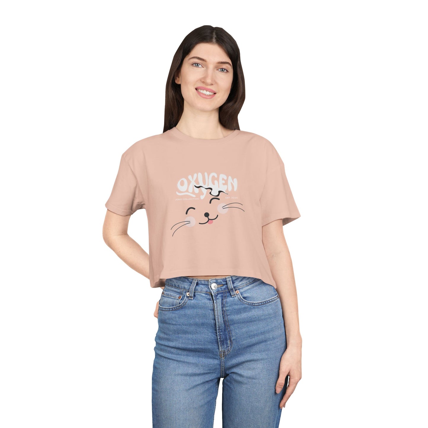 Cute Cat Graphic Women's Crop Tee - Stylish Black Top for Casual Outings.