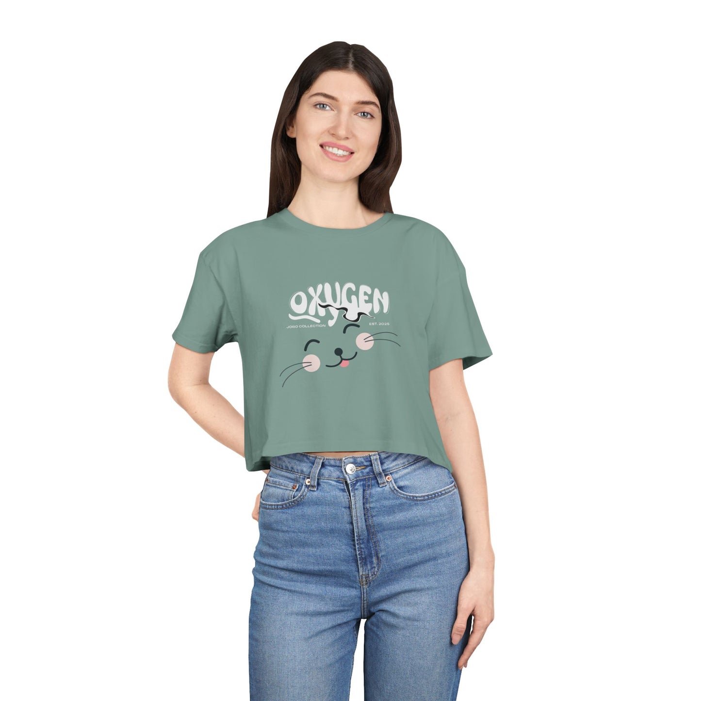 Cute Cat Graphic Women's Crop Tee - Stylish Black Top for Casual Outings.