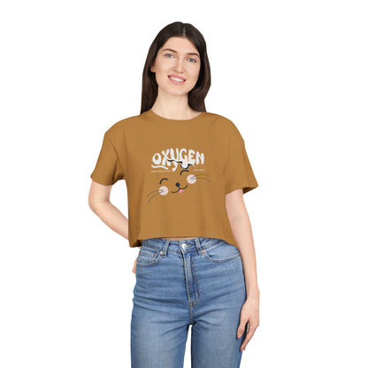Cute Cat Graphic Women's Crop Tee - Stylish Black Top for Casual Outings.