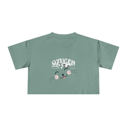 Cute Cat Graphic Women's Crop Tee - Stylish Black Top for Casual Outings.