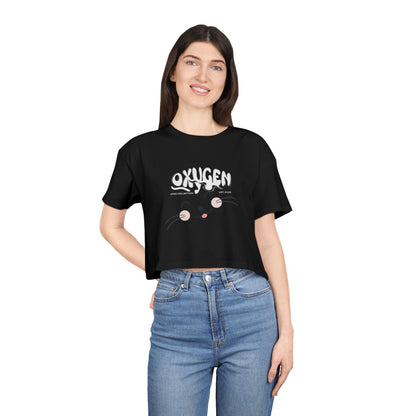 Cute Cat Graphic Women's Crop Tee - Stylish Black Top for Casual Outings.