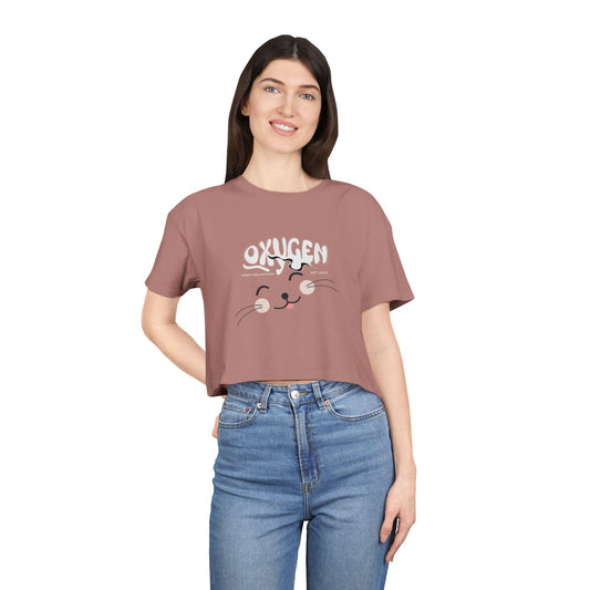 Cute Cat Graphic Women's Crop Tee - Stylish Black Top for Casual Outings.