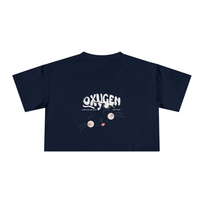 Cute Cat Graphic Women's Crop Tee - Stylish Black Top for Casual Outings.
