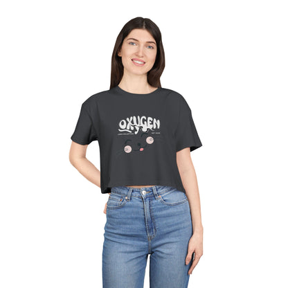 Cute Cat Graphic Women's Crop Tee - Stylish Black Top for Casual Outings.